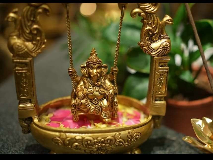 Brass Jhula Ganesha Urli - Image 2