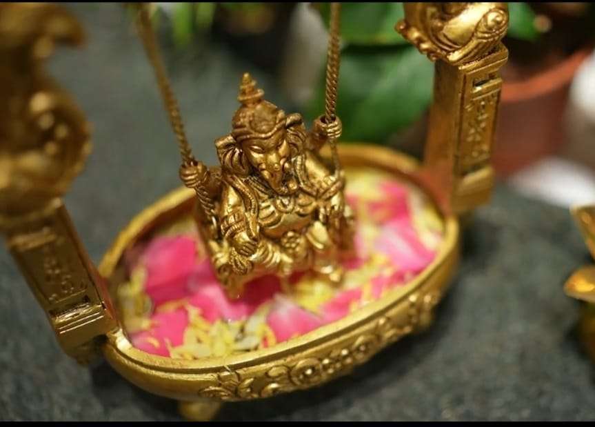 Brass Jhula Ganesha Urli - Image 3